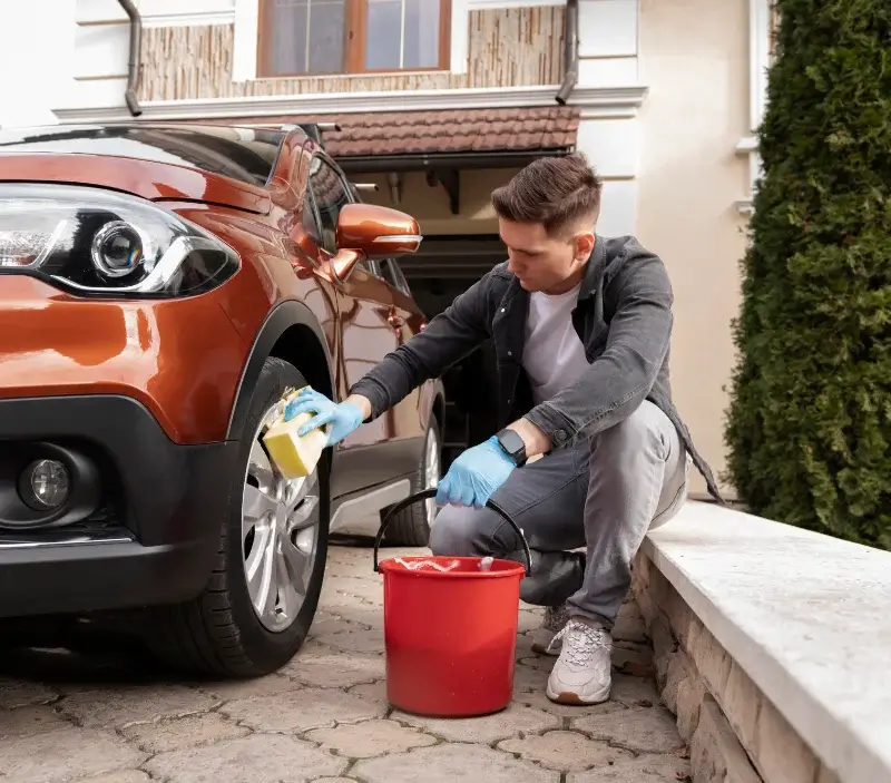 Lavage auto à domicile Landouzy-la-Ville : professionnel intervenant sur un véhicule